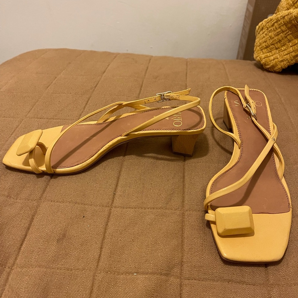Low heeled sandals